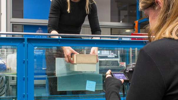 twee studentes doen samen een test in het waterlab