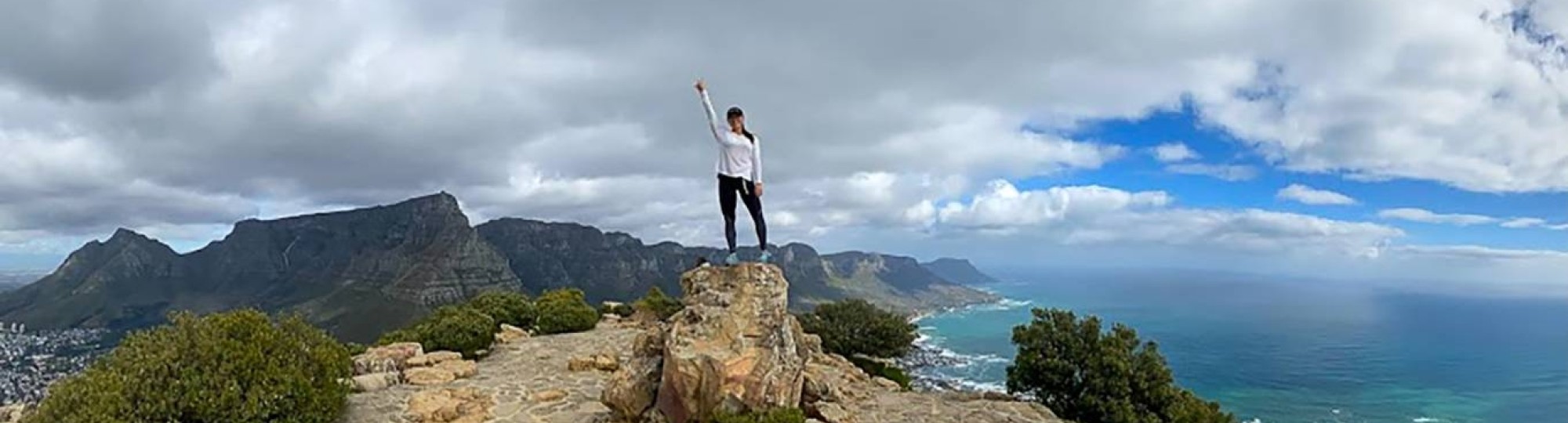 Sophia Petrocchi op de top van Lions Head bij Kaapstad