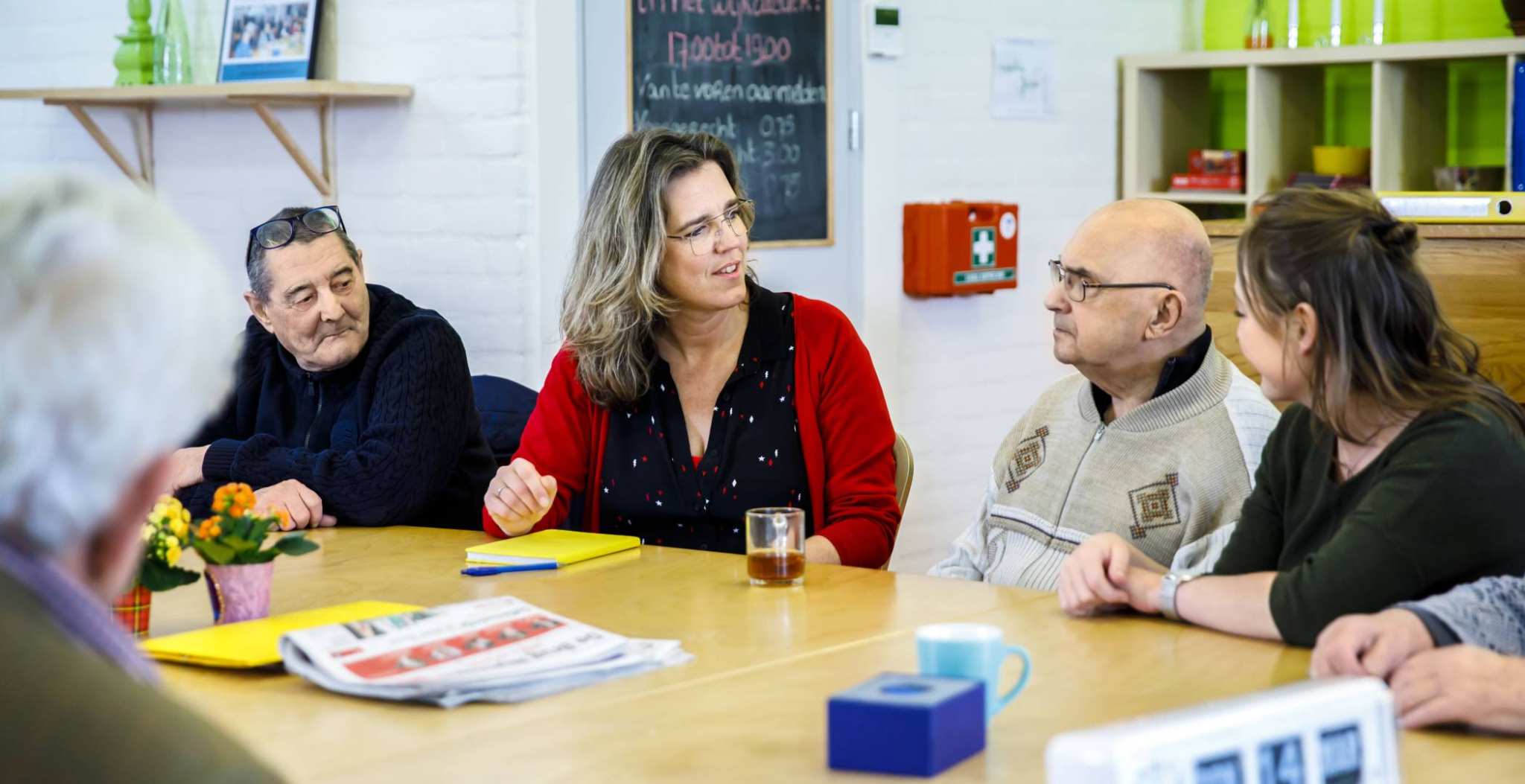 wijkatelier lindenholt- groep aan tafel docente in het midden