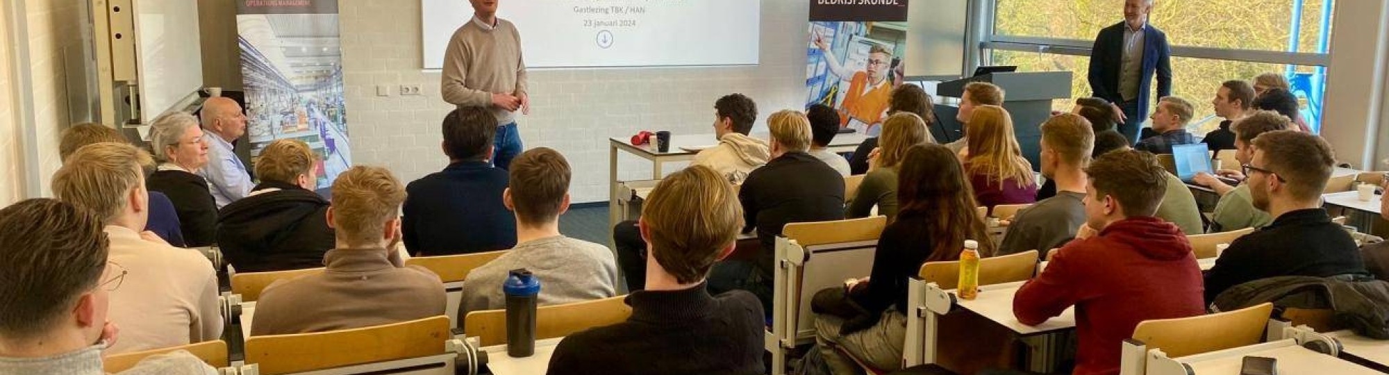 Gastspreker Frank te Hennepe van ARA Industries. Zijn ervaring en inzichten over èn de beschrijving van kansen in de maakindustrie gaven studenten Technische Bedrijfskunde (TBK) een verfrissende kijk op de praktijk en de rol van een technisch bedrijfskundige. 