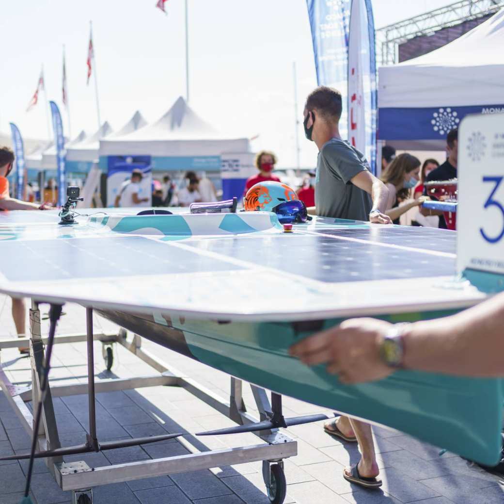 De HAN Solarboat op weg naar het water voor een wedstrijd in Monaco