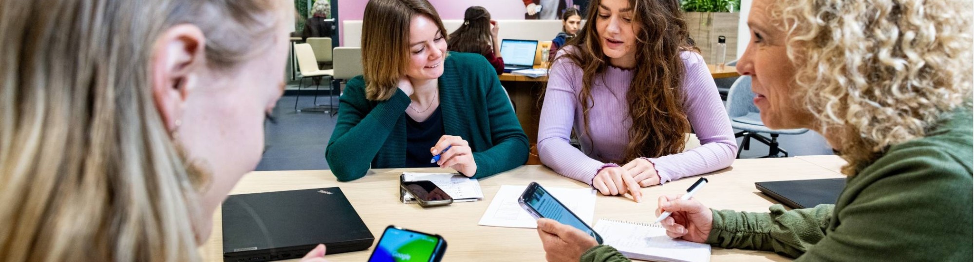 Studenten van de opleiding Logistics Management deeltijd overleggen met elkaar in de pauze