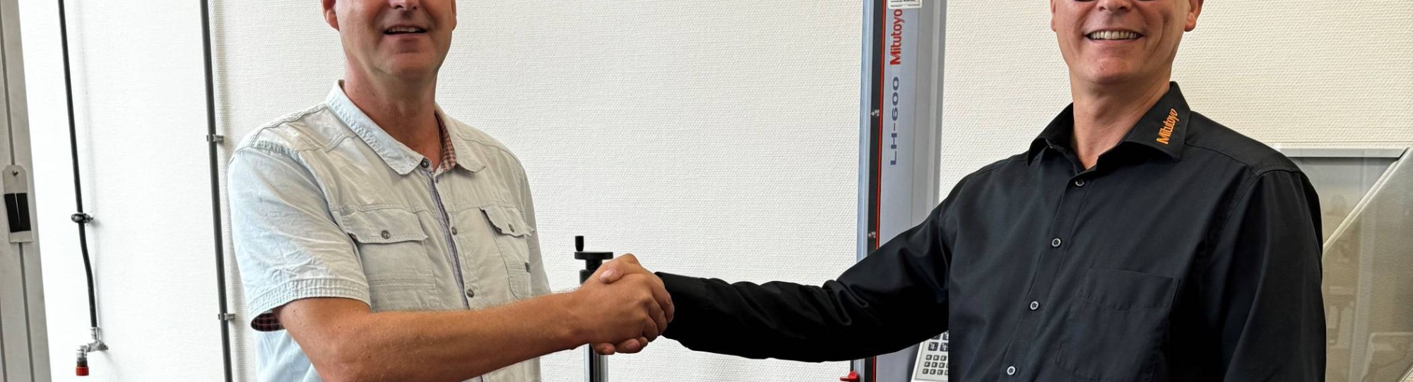 Albert Bogema (HAN-medewerker lab) verwelkomt de nieuwe hoogtemeters die door Pim Plas (vertegenwoordiger van Mitutoyo) zijn geleverd. Fotografie: Herold Cremer