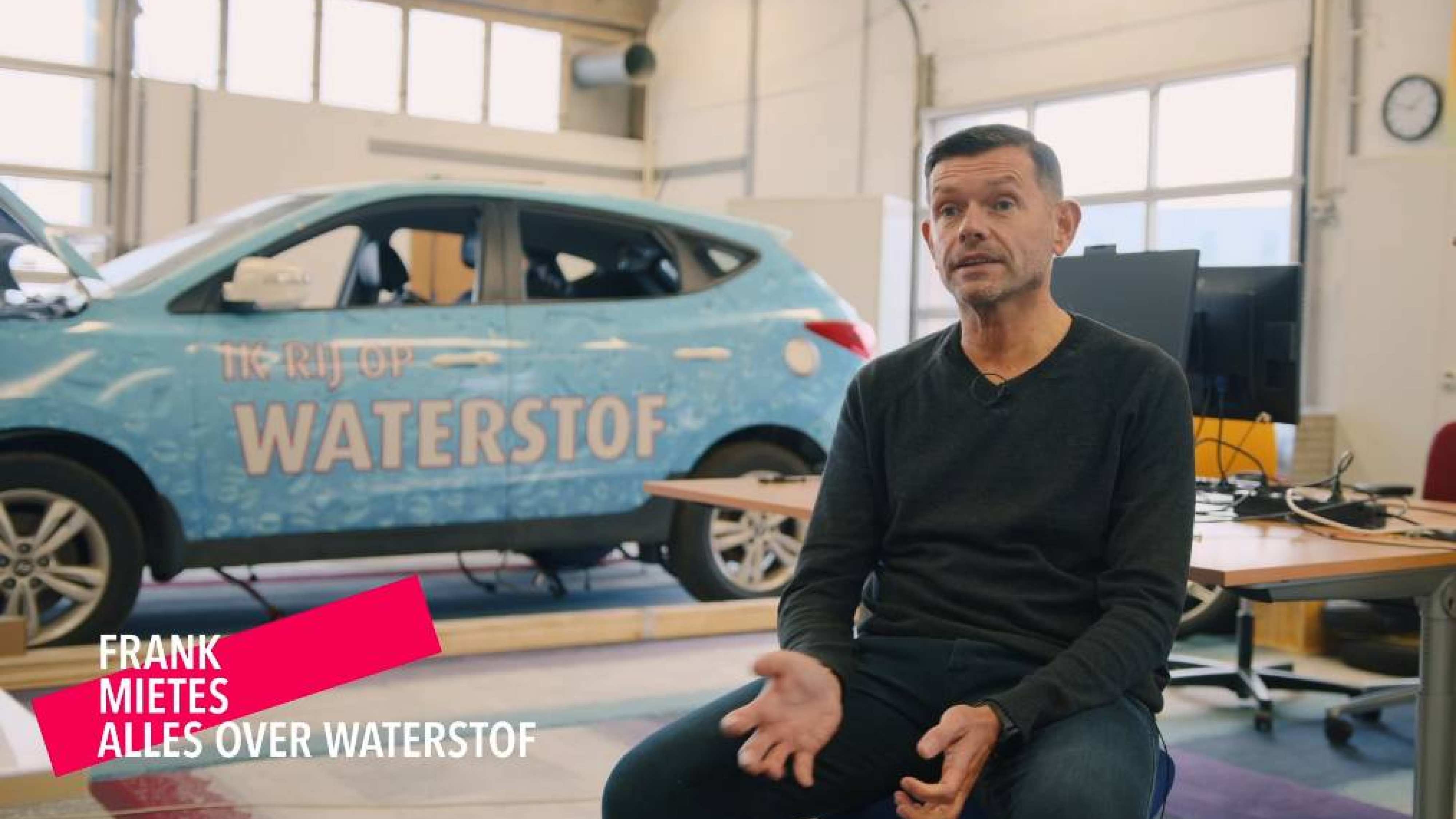 Een still uit een video waarin Frank Mietes wordt geinterviewd over waterstof-projecten bij de HAN. Geplaatst door HB.