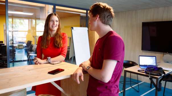 2 HBO master studenten praten informeel na over de les