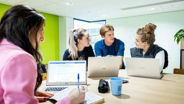 Studenten overleg in de studio in Nijmegen