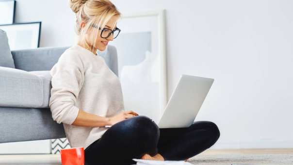 Een vrouw meldt zich aan voor de studie Social Work aan de HAN. Dat doet ze eenvoudig in 5 stappen via haar laptop.