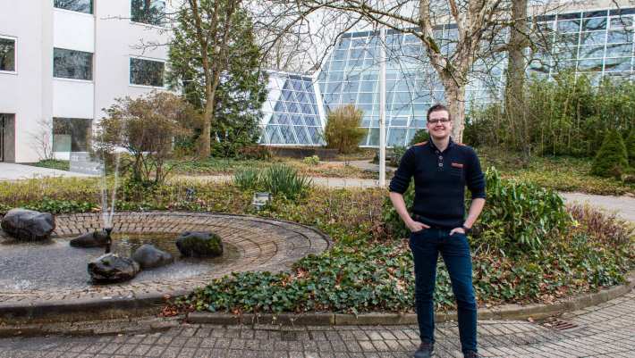 Andries Mastenbroek voor het ABT-gebouw in Velp