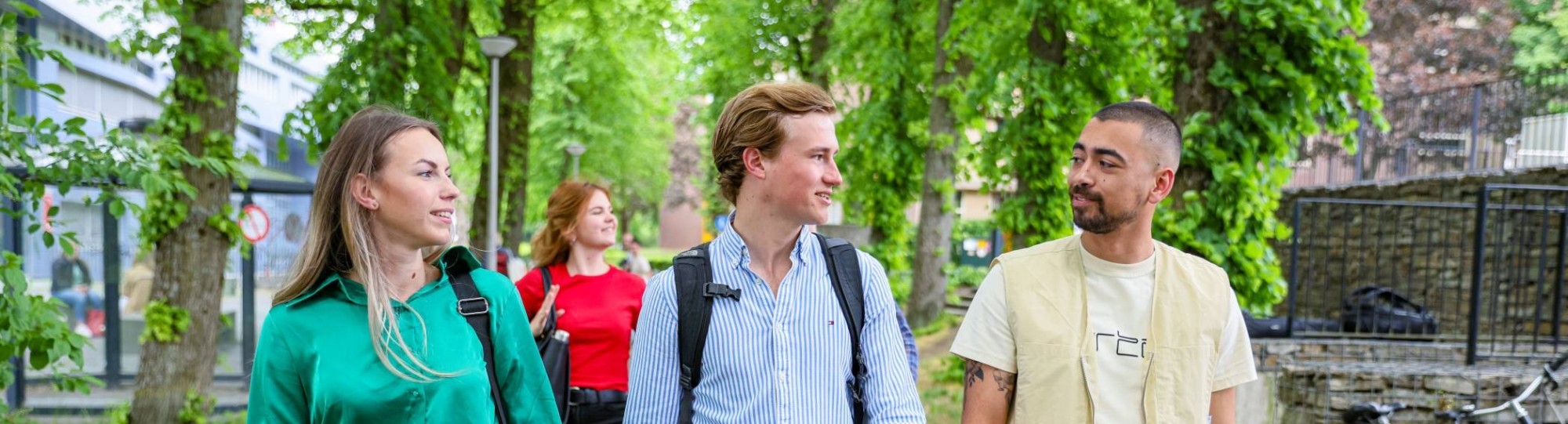 Facility Management, studenten lopen buiten