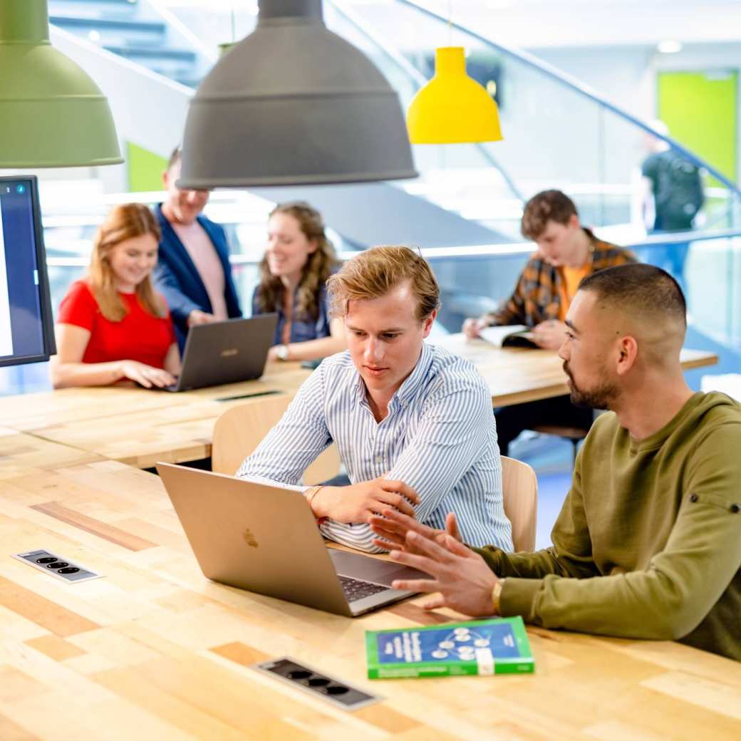 Facility Management, foto 8219, studenten aan het werk op de laptop, samenwerken