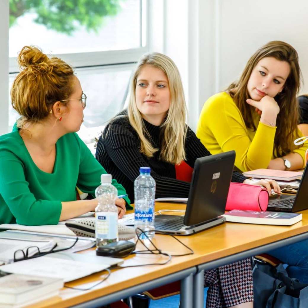 studenten van de lerarenmaster overleggen met elkaar op HAN campus