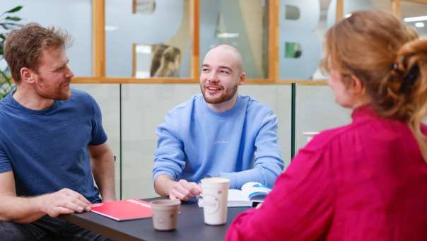 HAN Academie Educatie, Pabo, Pabo-ALO, ALPO, voltijd en deeltijd, student en docenten in overleg met koffie, 2024