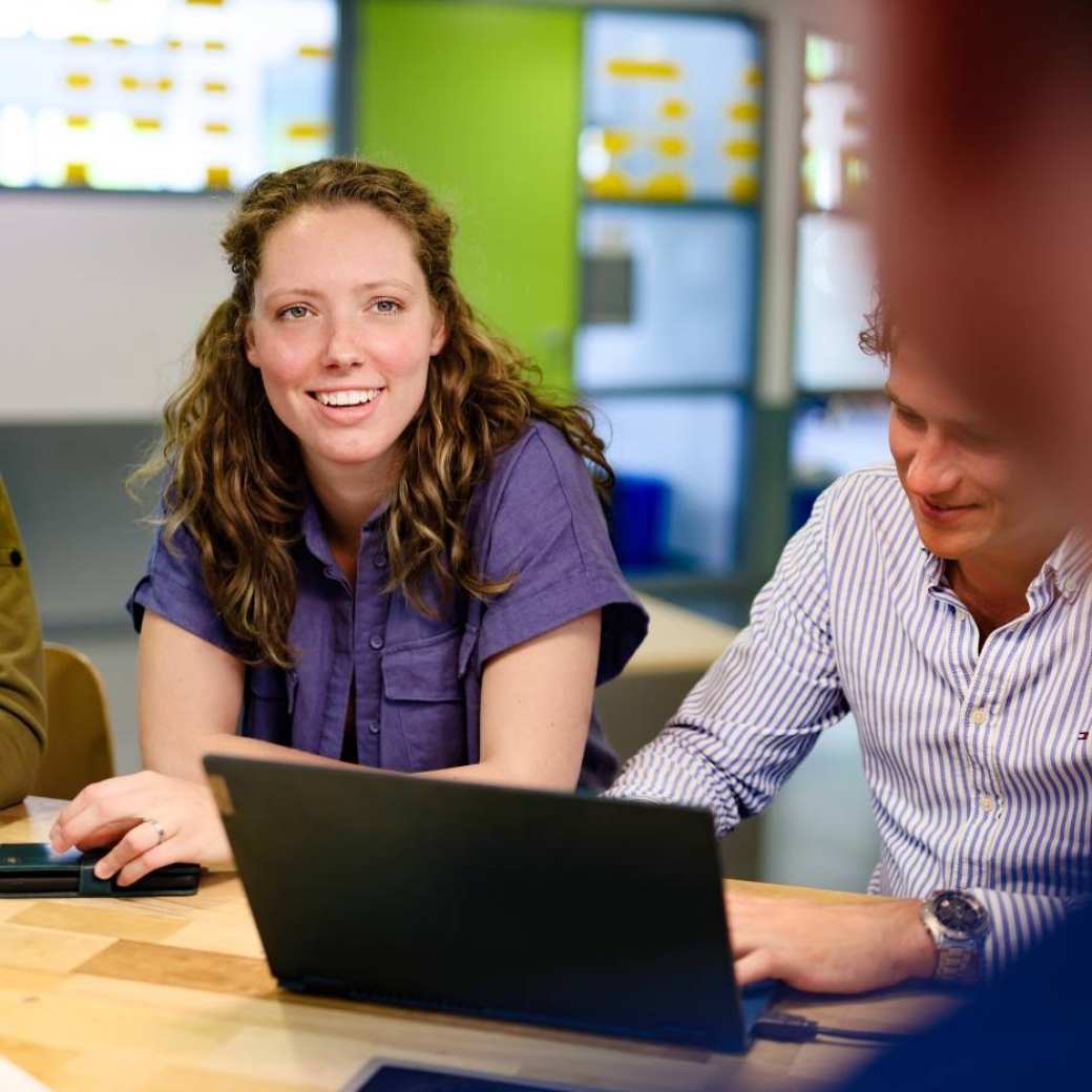 Facility Management, foto 8125, student lachend met laptop