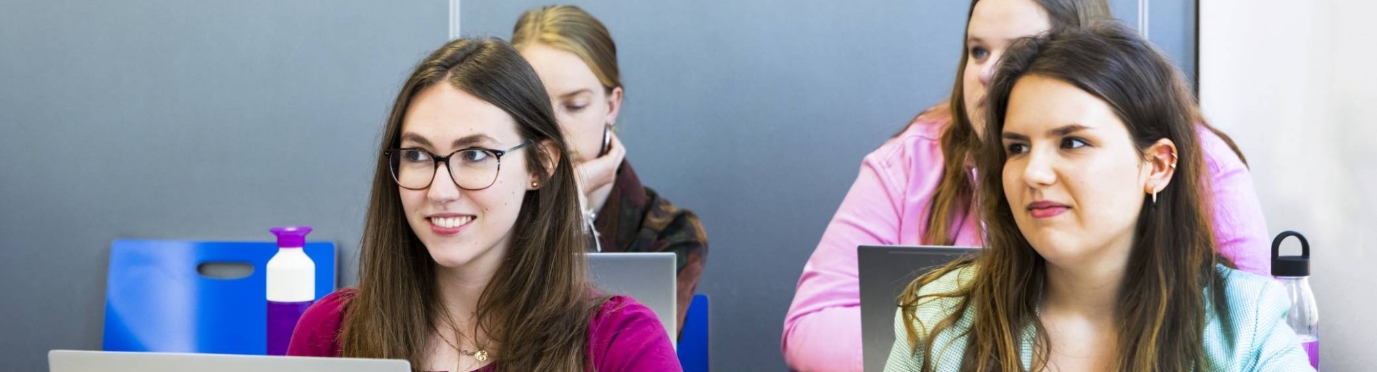 Studenten van de studie Communication volgen een les over het implementeren van communicatiestrategieën voor social media