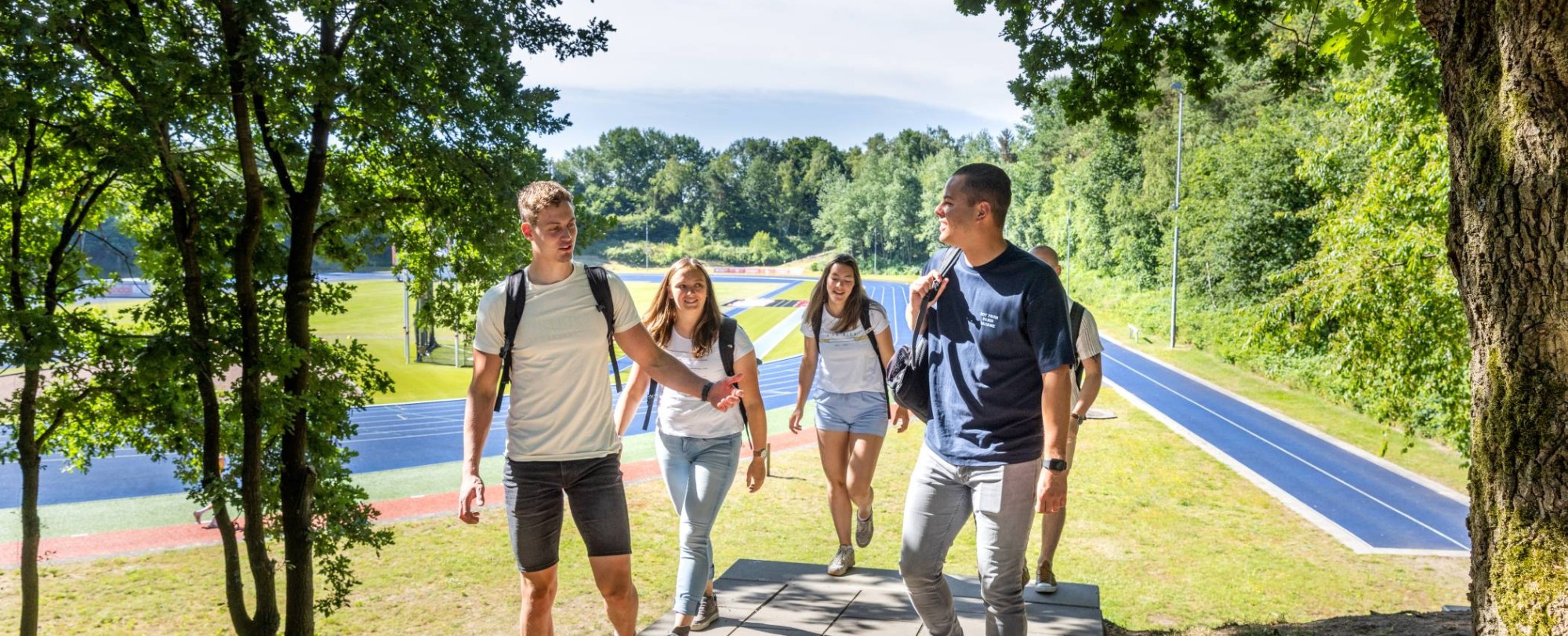 master sport- en beweeginnovatie voltijd studenten lopen buiten bij atletiekbaan justin mano saskia tristan 2022