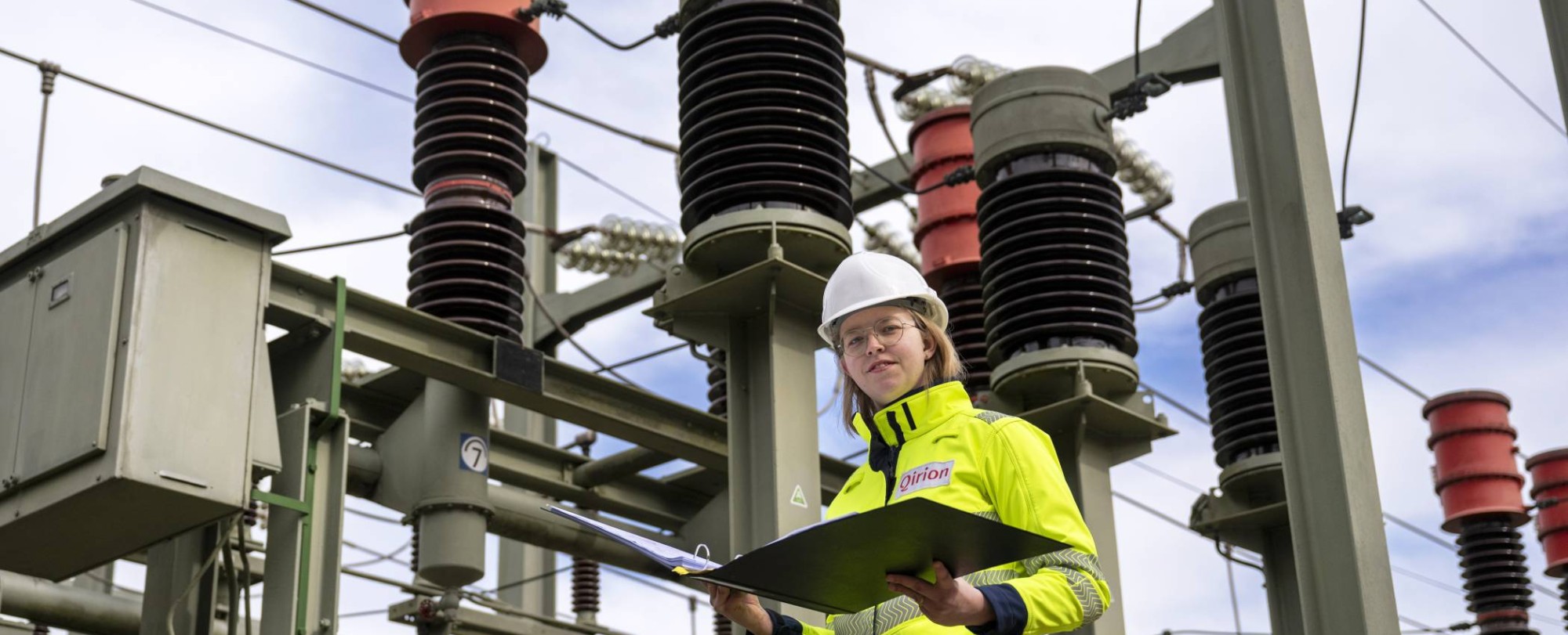 Oud-Studente Bianca Niekerk van de studie Elektrotechniek bij een transformator.