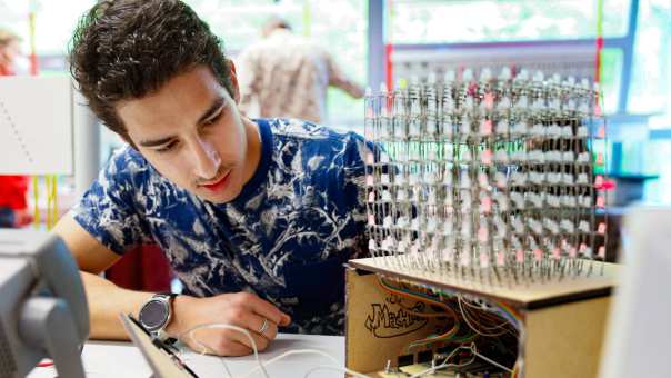 Studenten werkt aan technische opdracht, embedded engineering, electrical and electronic engineering 