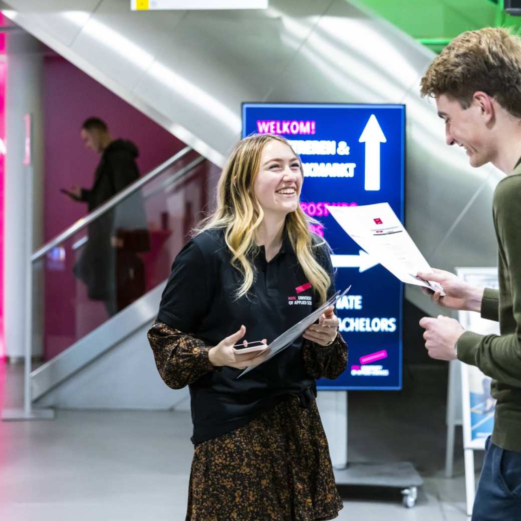 HAN werkstudent en bezoeker op Open Avond. Ruitenberglaan 31, Arnhem