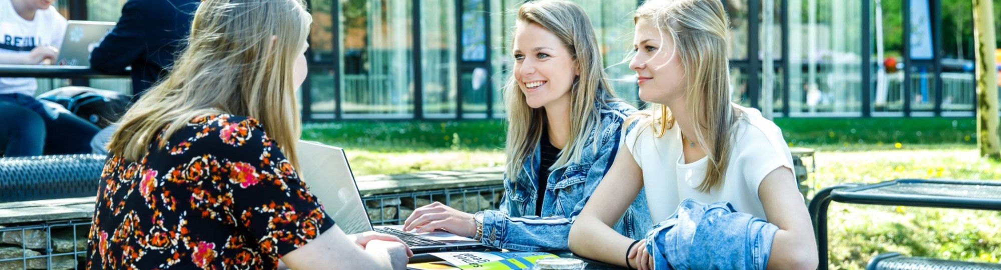 Studenten buiten aan het werk