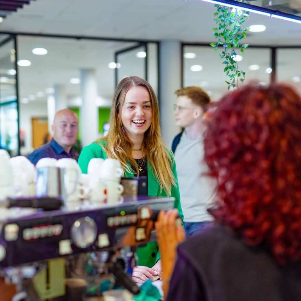 Deeltijd student bachelor Commerciële economie bestelt koffie in de HANgar.