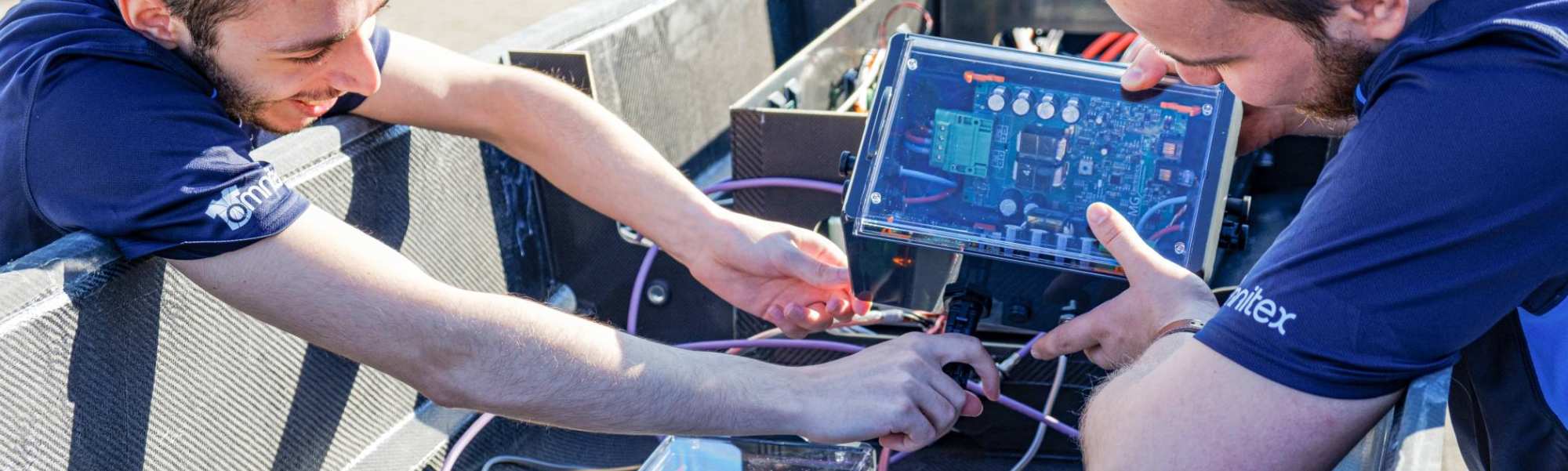 Engineering studenten Andreas en Ralf klussen in accubox HAN Solarboat