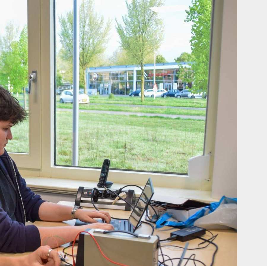 Joris en Hugo aan het werk voor de HAN Solarboat.