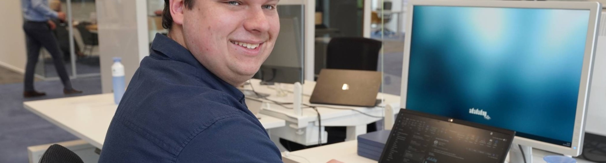 Matthijs aan het werk achter een laptop