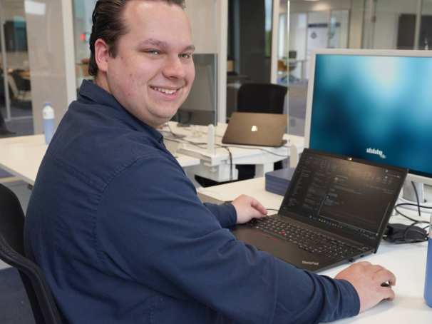 Matthijs Veraart op zijn werkplek achter de laptop