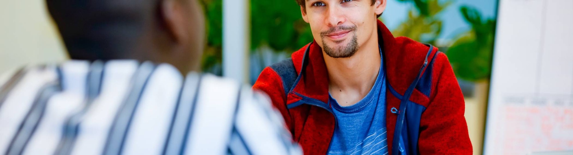 Student lacht naar medestudent