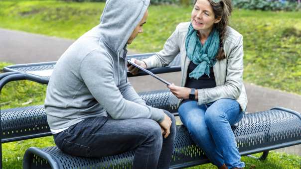 gesprek buiten op bankje