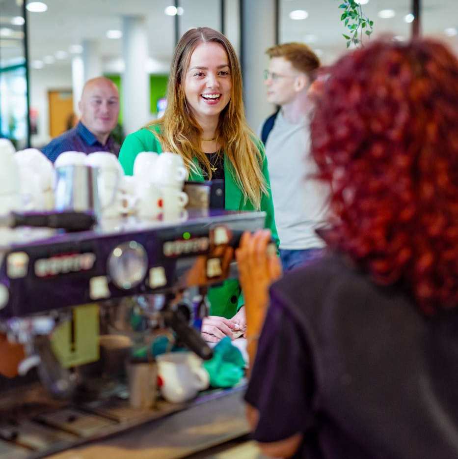 Duaal student bachelor Commerciële economie bestelt koffie in de HANgar.