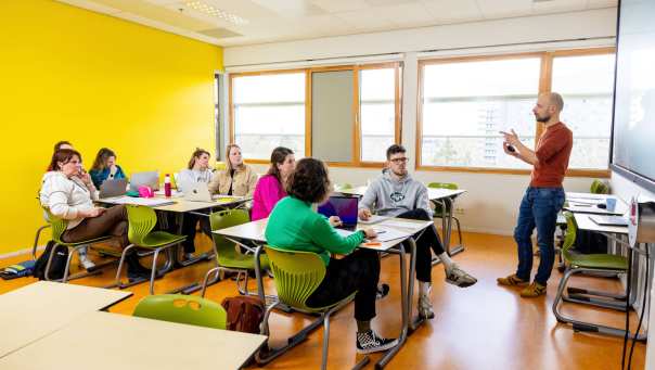 De studenten luisteren naar de leraar. 