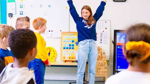 Speciaal Onderwijs op de school Lichtenbeek. Lerares geeft les aan de kinderen. 