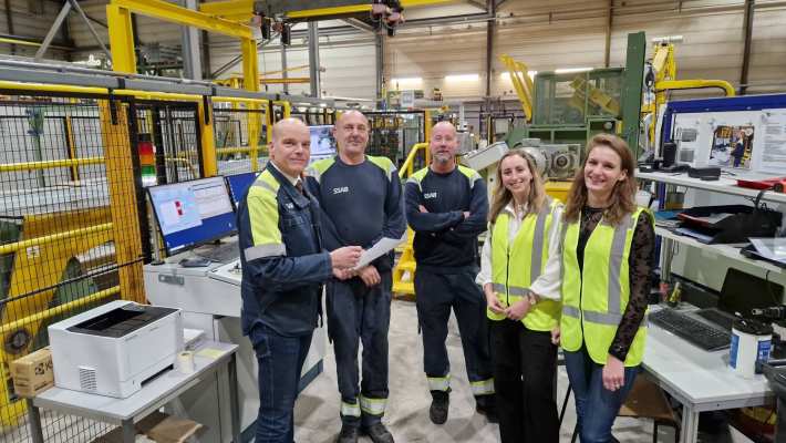 Medewerkers met twee studenten van de Minor Lean Management op de werkvloer bij SSAB