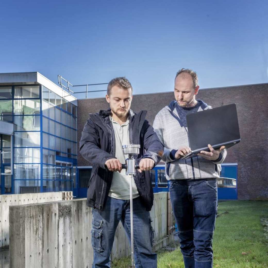 Werken en studeren Bouw en infra: 2 studenten aan het werk.