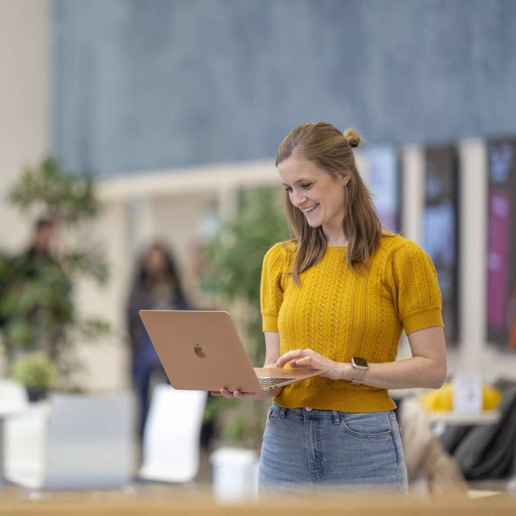 Een duale student zoekt op de laptop de gegevens van HAN Employment op