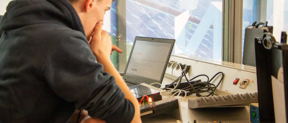 Rutger Grootheide achter een laptop in het Fablab. SEECE, Fruytier