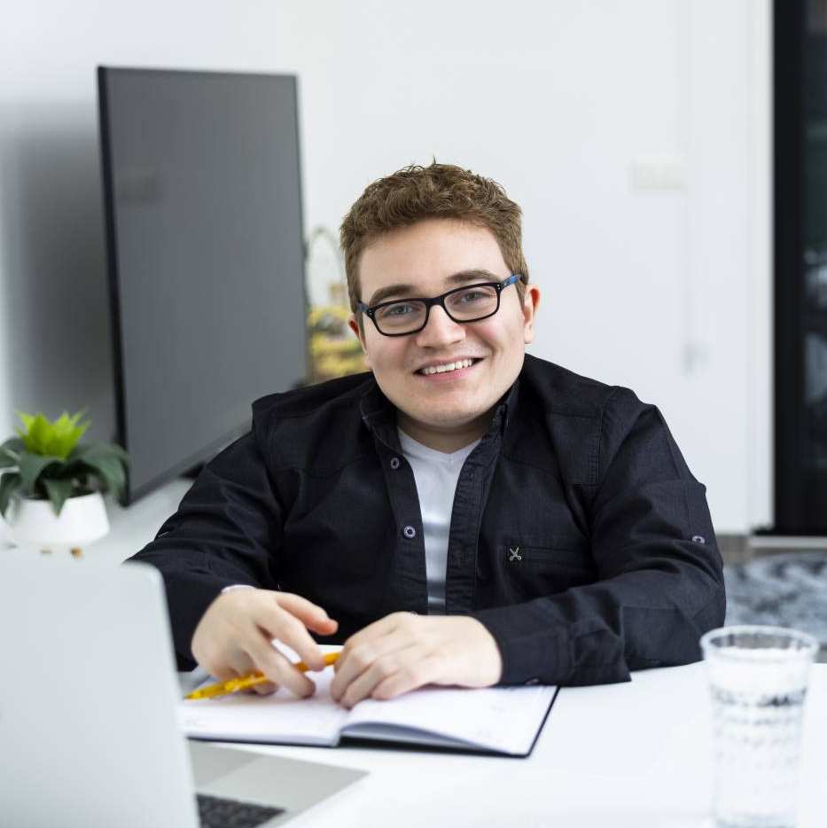 Ferhat Sagsu, student met laptop