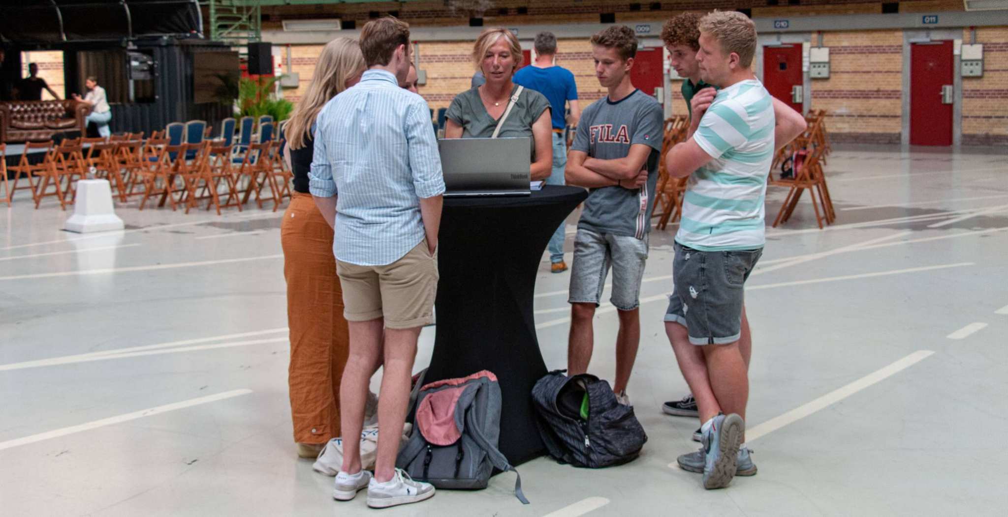 Studenten presenteren in de Koepelgevangenis hun verduurzamingsrapport aan een wijkbewoonster