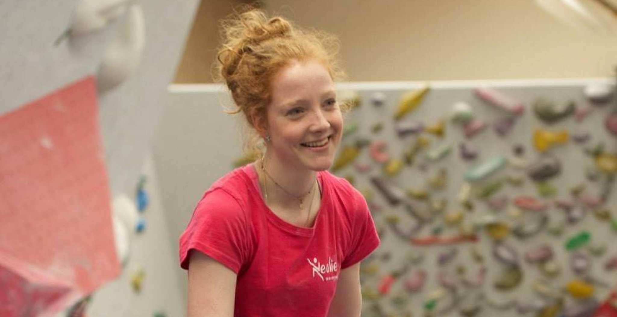 Eva Vink rode krullen en rood t-shirt in boulder hall 