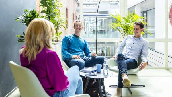 studenten Ad accountancy deeltijd in overleg bij de HAN Arnhem, finance, financieel, AFEM, laptop