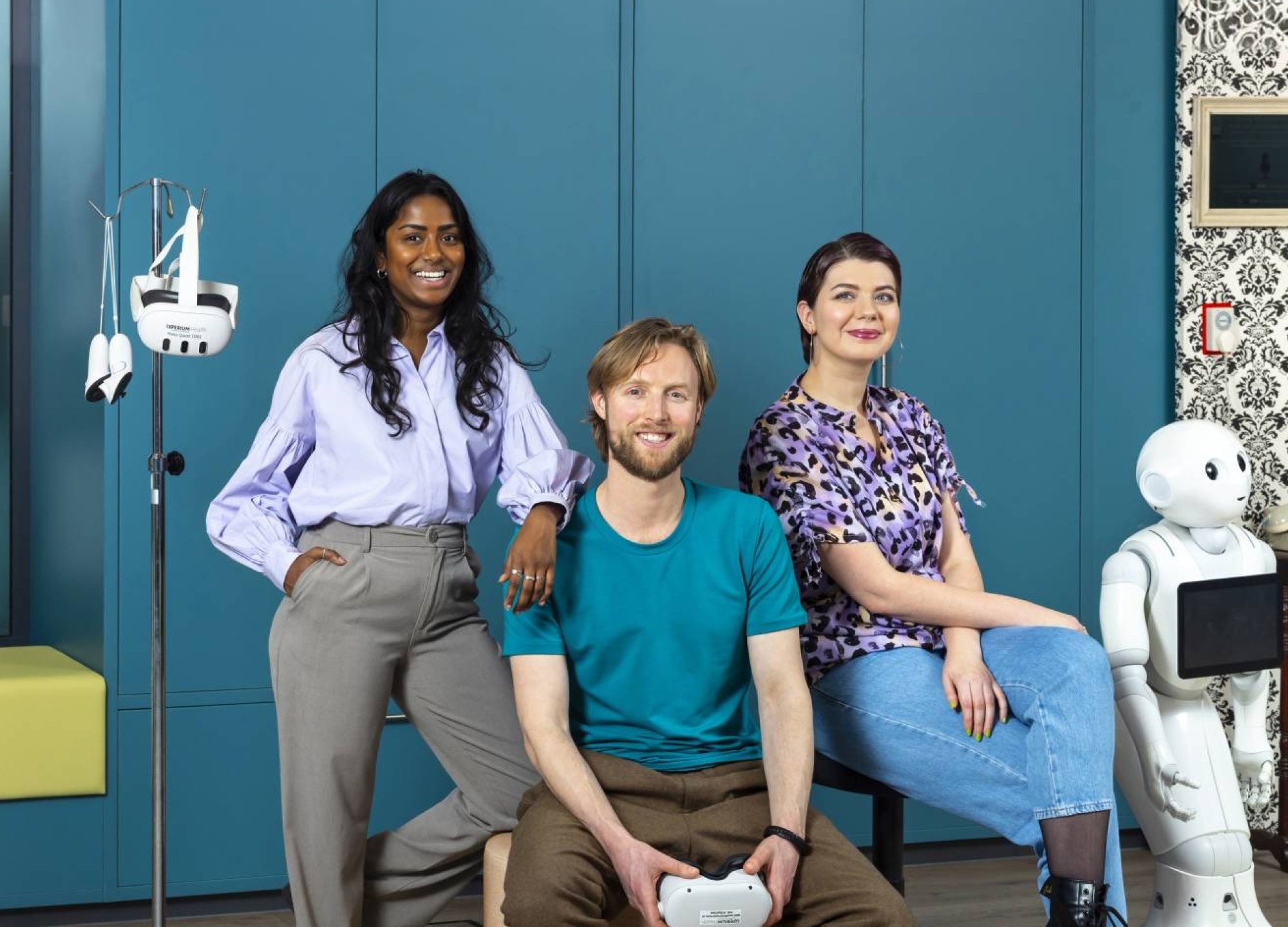 2 hbo masterstudenten wandelen door het gebouw van de HAN campus in Nijmegen