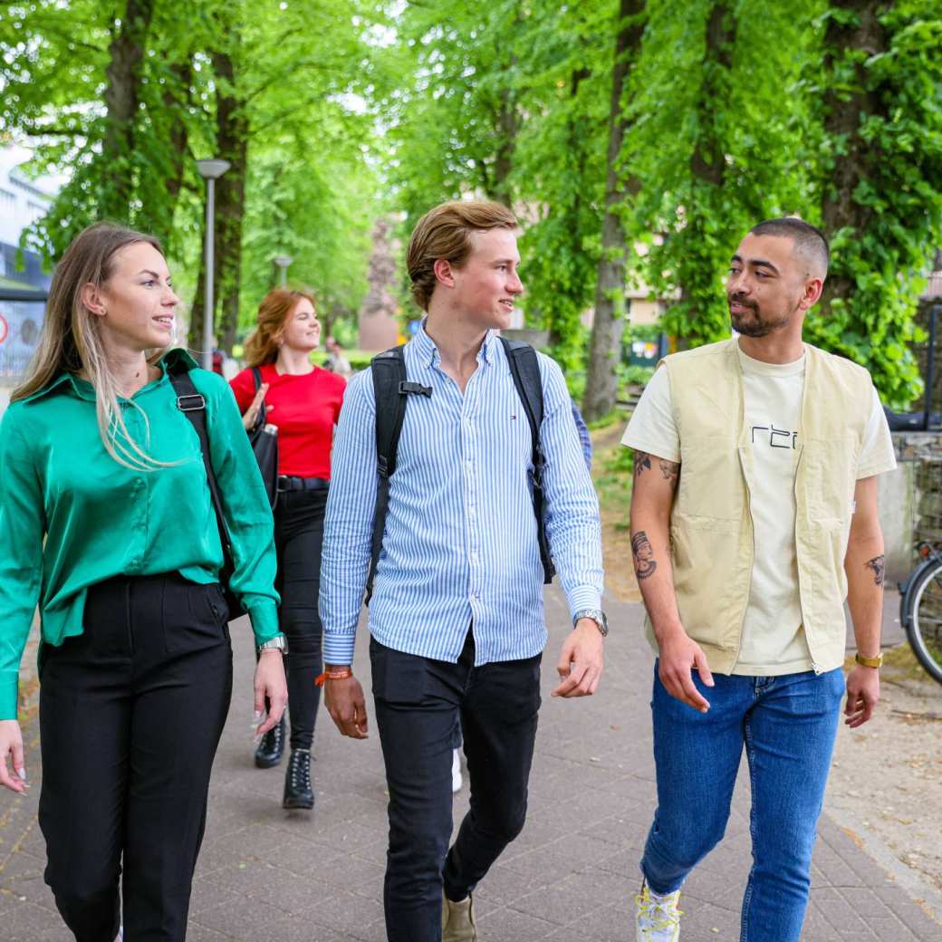 Facility Management, studenten lopen buiten