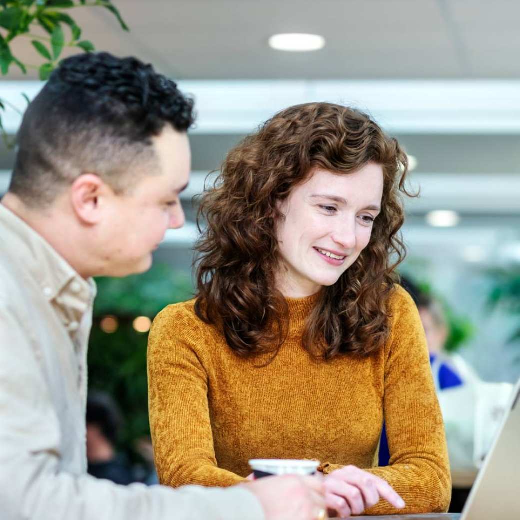 ALLEEN VOOR DE MANP | Twee masterstudenten van de opleiding verpleegkundig specialist kijken op een laptop tijdens de lunchpauze op de HAN in Nijmegen.