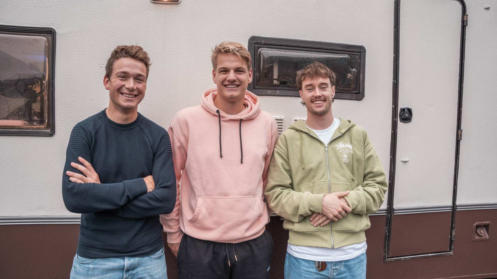 Studenten gaan in gesprek met Eva over de opleiding Sportkunde. 