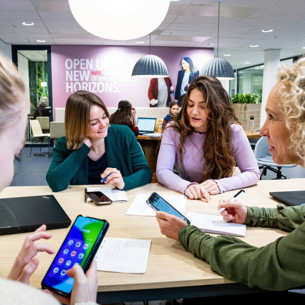 Meerdere studenten van de HAN kijken naar een laptop