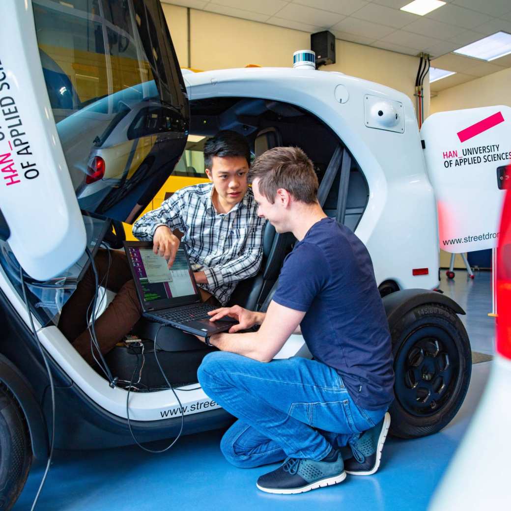 Studenten werken aan streetdrone auto