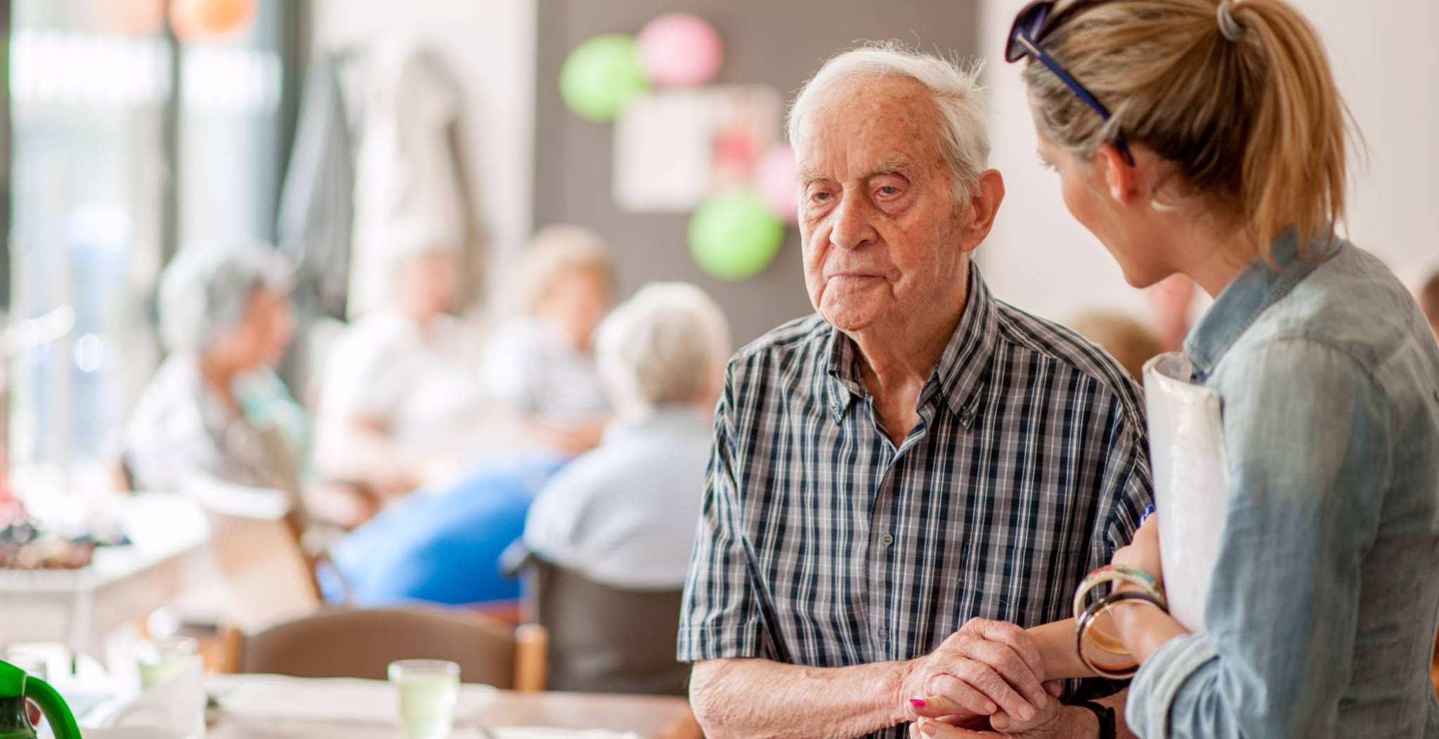 in het gemeenschapscentrum geeft advies aan oudere man