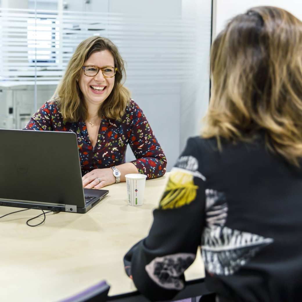 en-student-gesprek-overleg