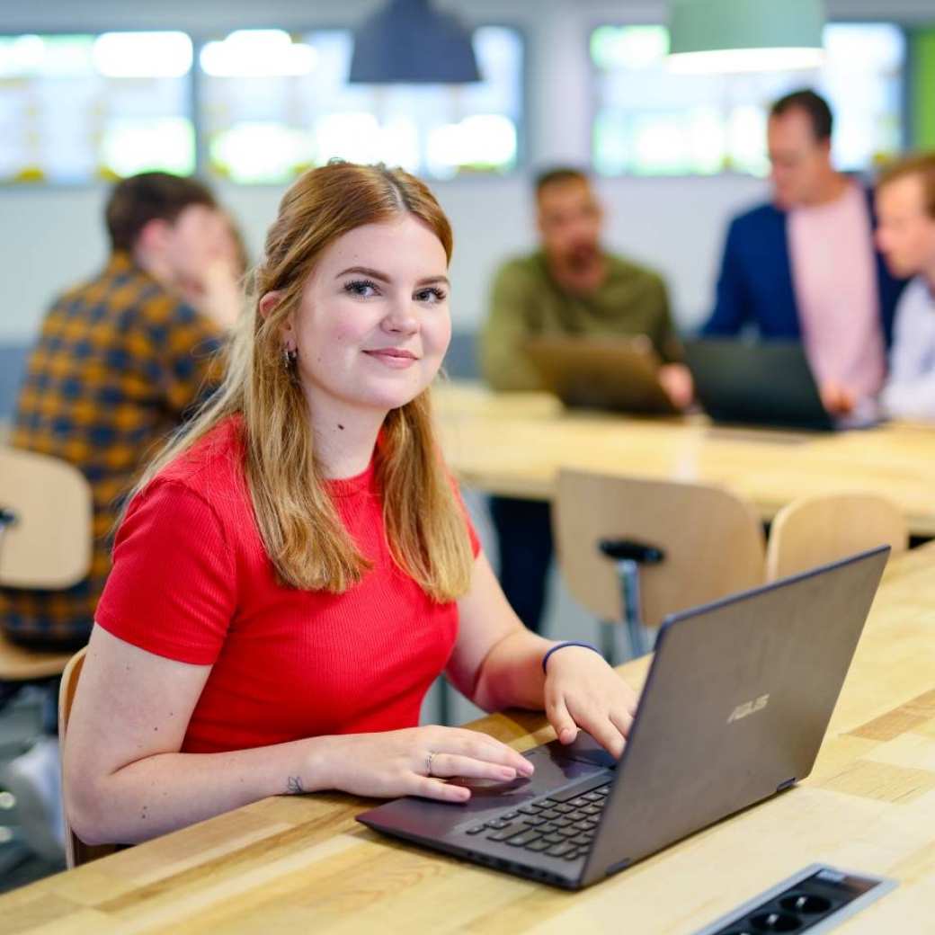 Facility Management, foto 8066, student werkt aan tafel met laptop